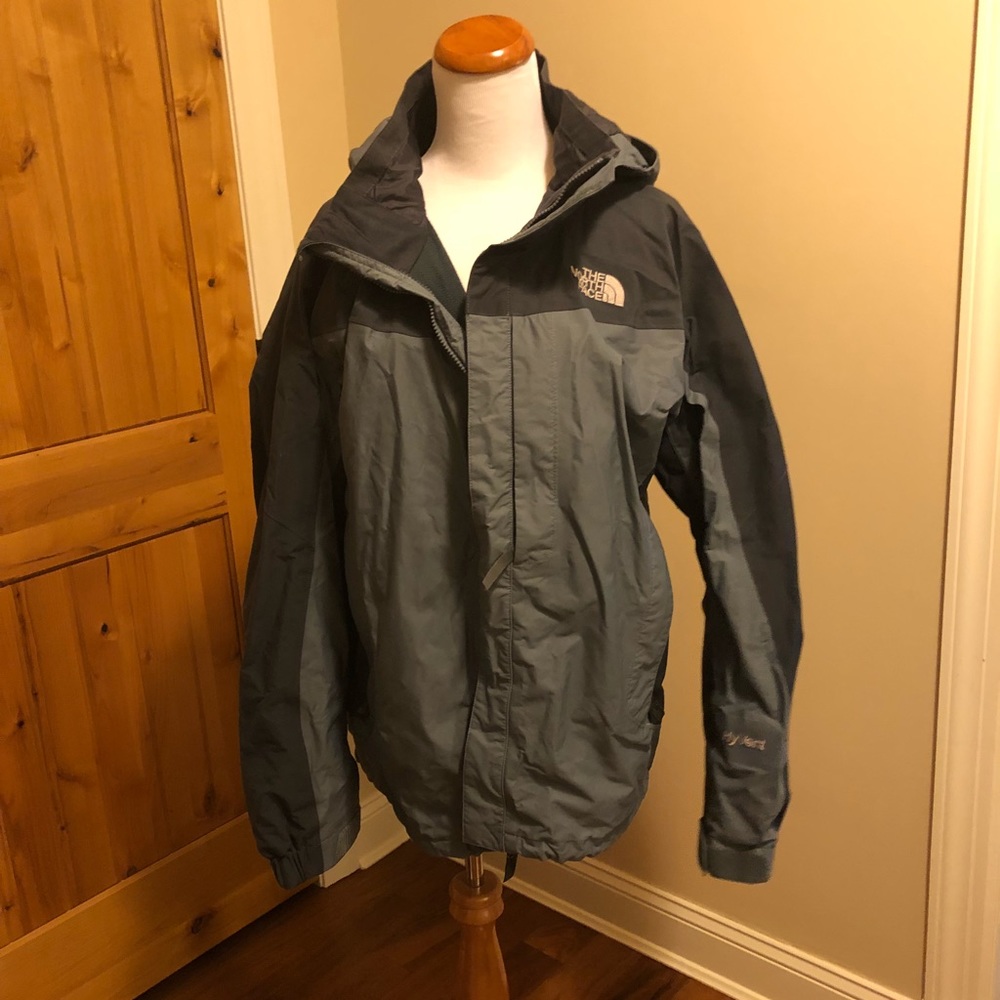 Men’s Northface shell Jacket in black and grey.